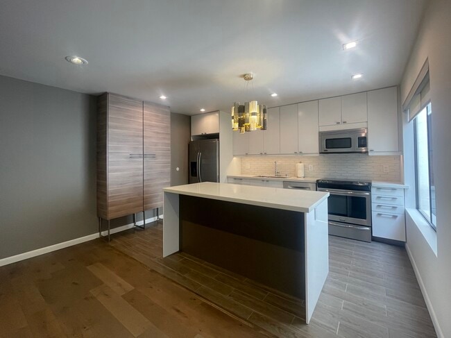 Building Photo - 1885 Pacific Ave