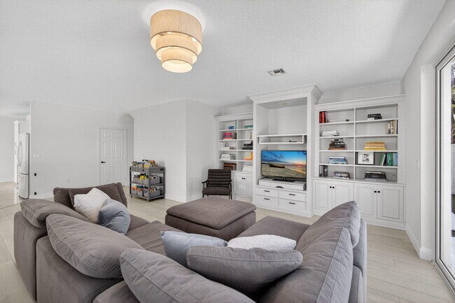 Building Photo - 2114 Chagall Cir