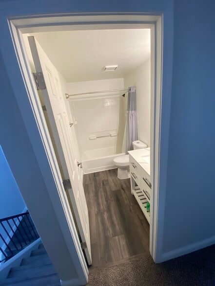 Upstairs hallway bathroom - 17110 Waxwing Ct