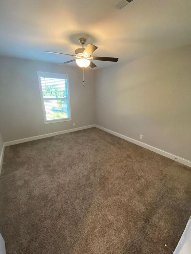 Building Photo - Move in with credit approval