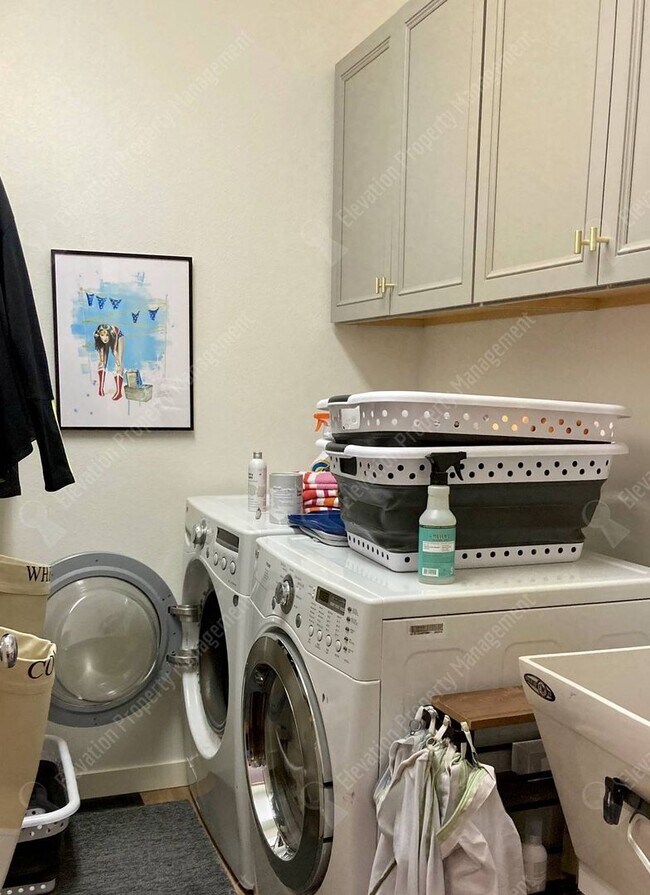 Building Photo - *Unfurnished* Beautifully updated 3 BR on ...