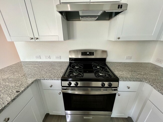 Building Photo - Beautiful 4-Bed 2-Bath Home in the Fabulou...