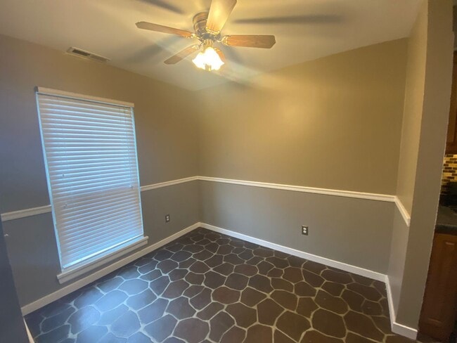 Building Photo - Moon Township - 2 Bedroom, 1.5 Bath Townho...