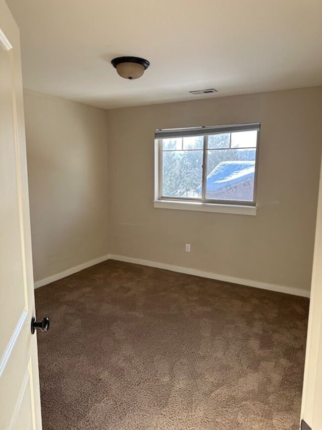 Building Photo - Townhouse