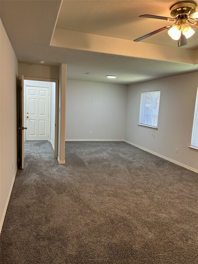 Building Photo - 1006 N Magnolia Dale Dr
