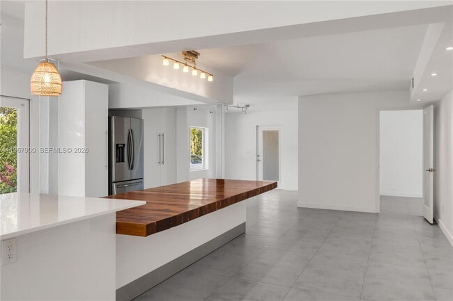 Building Photo - 801 NE 118th St