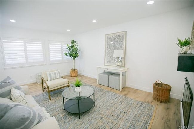 Building Photo - Beautifully Remodeled Single-Story Condo i...