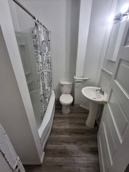 Building Photo - 1558 N Main St