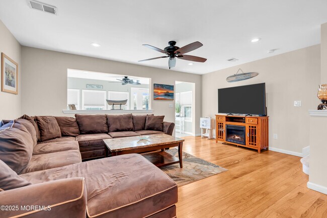 Building Photo - 1003 C E St