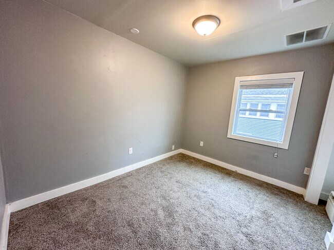 Building Photo - 921 Fourth NW