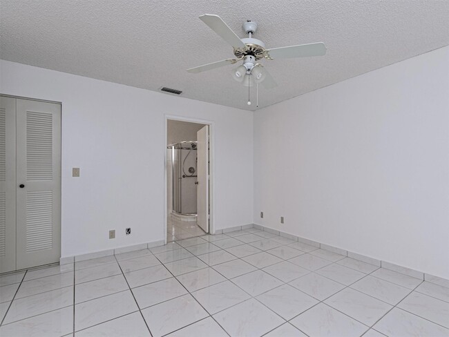 Building Photo - 556 Woodgate Cir