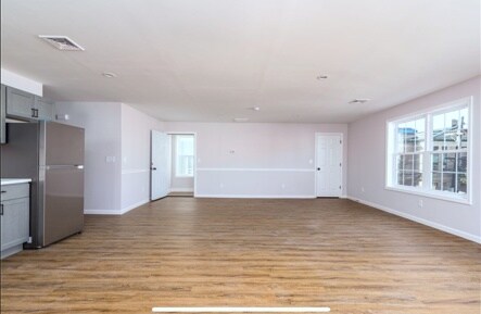 Building Photo - 84 Glenham St