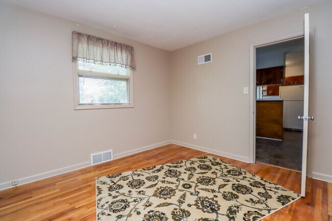 Building Photo - Immaculate Centrally located home!