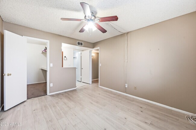Building Photo - 533 W Guadalupe Rd