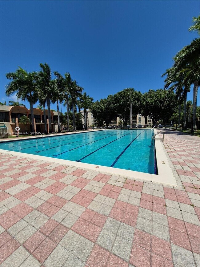 Building Photo - 9320 Fontainebleau Blvd