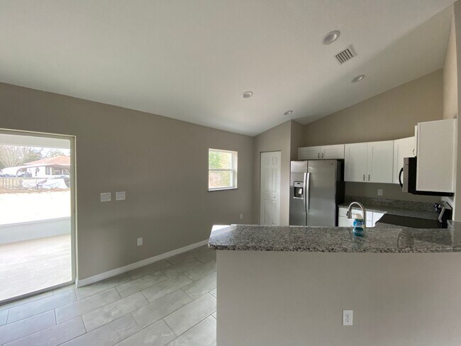 Building Photo - Desirable SW Ocala Neighborhood 3/2/2 *WON'T LAST*