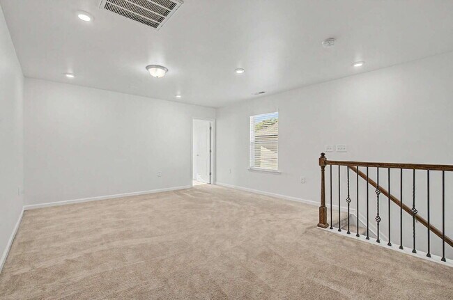 Building Photo - Spacious 4-Bedroom Home w/ Loft