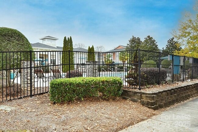 Building Photo - 8204 Viewpoint Lane