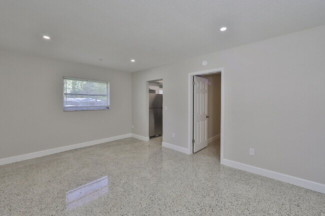 Building Photo - 14160 Victoria Rd