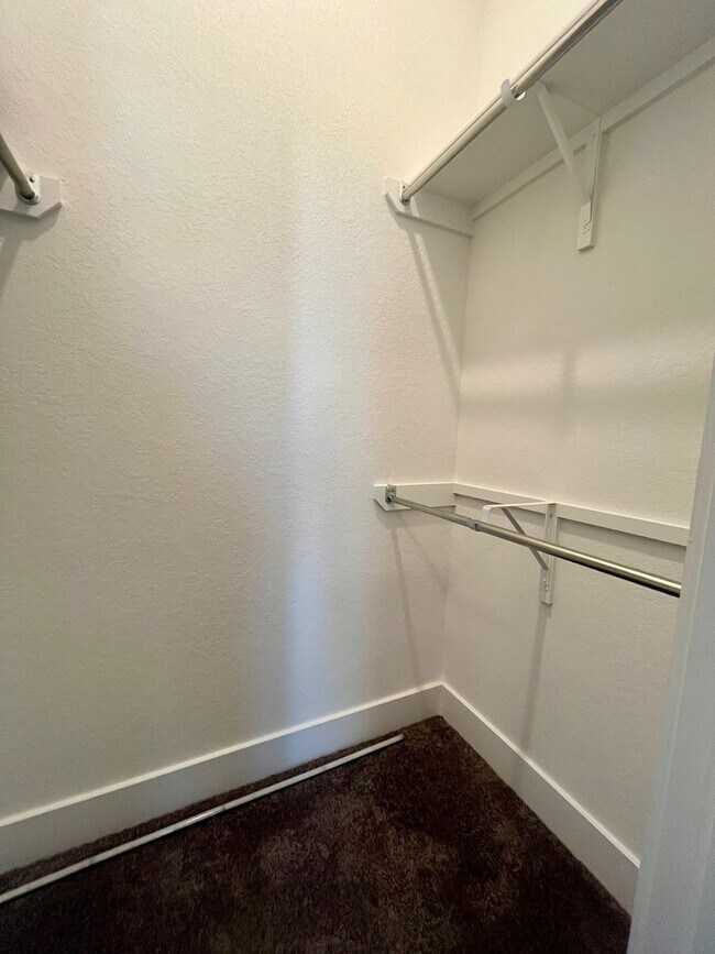 Building Photo - Spacious 4 Bedroom / 4 Full Bath Home w/ M...