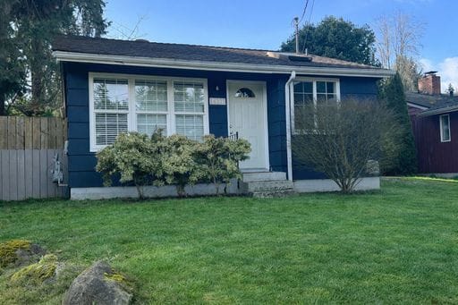 Building Photo - Darling three bedroom in Haller Lake!