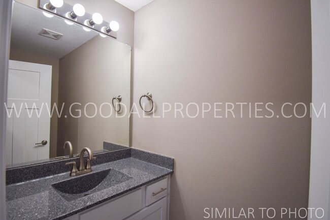 Building Photo - Wonderful 5 bedroom, 3.5 bath with a finis...