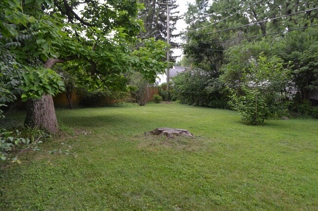 Building Photo - 582 Loveman Ave