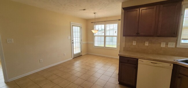 Building Photo - Beautiful 3 bedroom, 2.5 Bath home Minutes from Shopping & Easy Access to Highway for Travel.