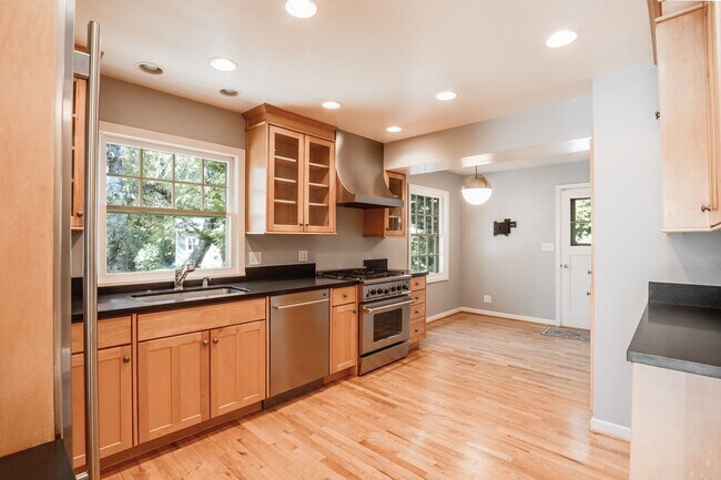 Building Photo - 4527 SW 29th Ave