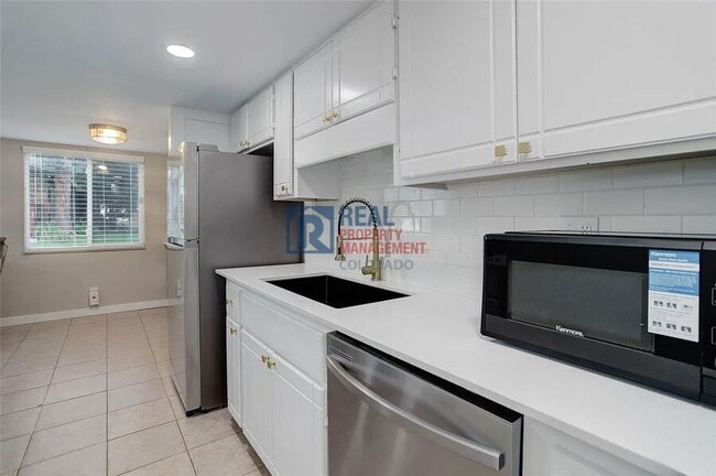Building Photo - 3355 S Flower St