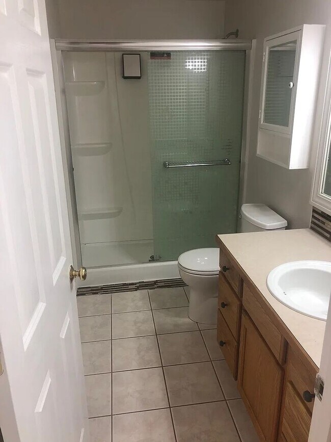 Building Photo - Spacious Single Level 3bd 2.75bath availab...