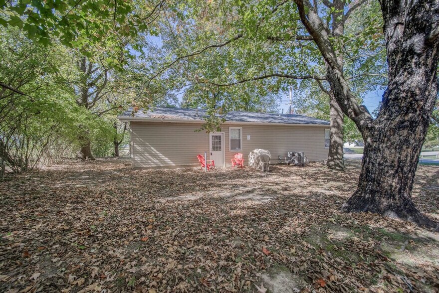 Building Photo - 604 N Springfield St