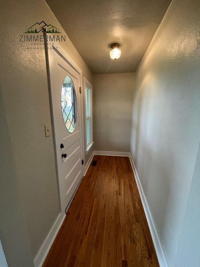 Building Photo - Adorable Updated Farmhouse in Creswell, OR
