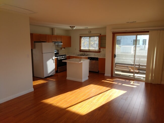 Building Photo - 383 E Del Mar Blvd