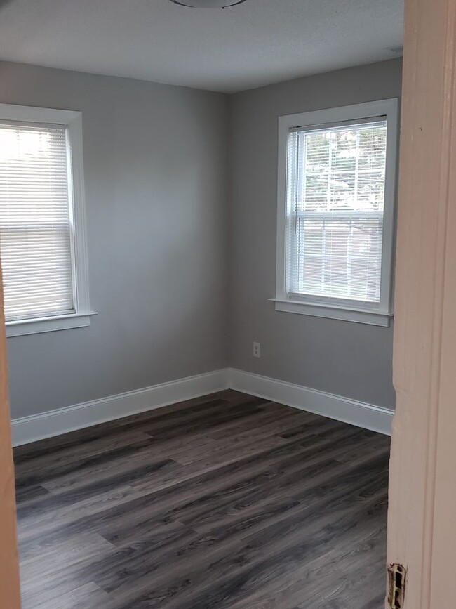 Building Photo - Available Now! | Charming 4-Bedroom Home |...