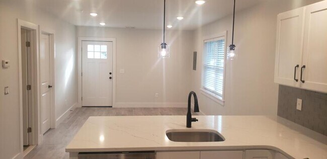 Building Photo - 453 Vineyard Ave