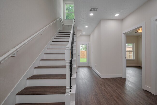 Building Photo - 2206 Hoskins Dr