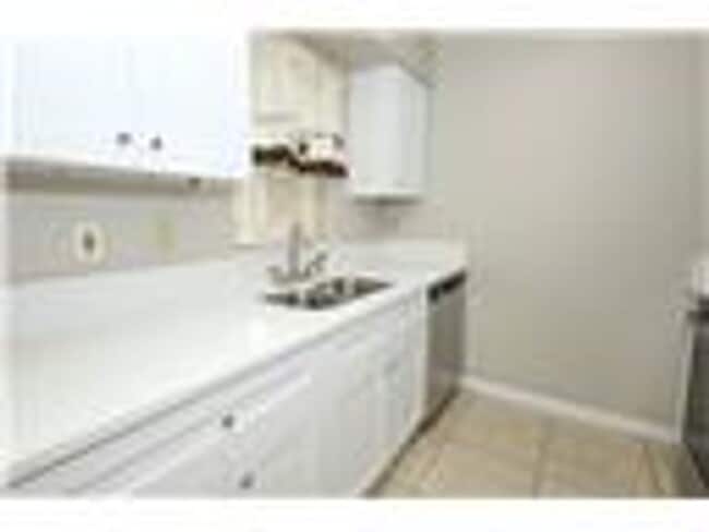 Building Photo - 204 Dorchester Square