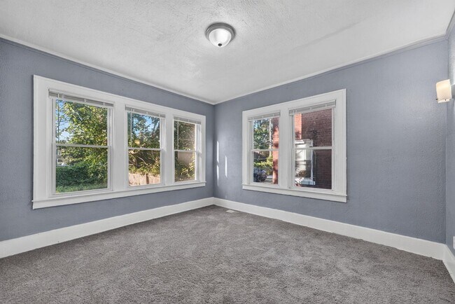 Building Photo - 2025 Calvert Ave