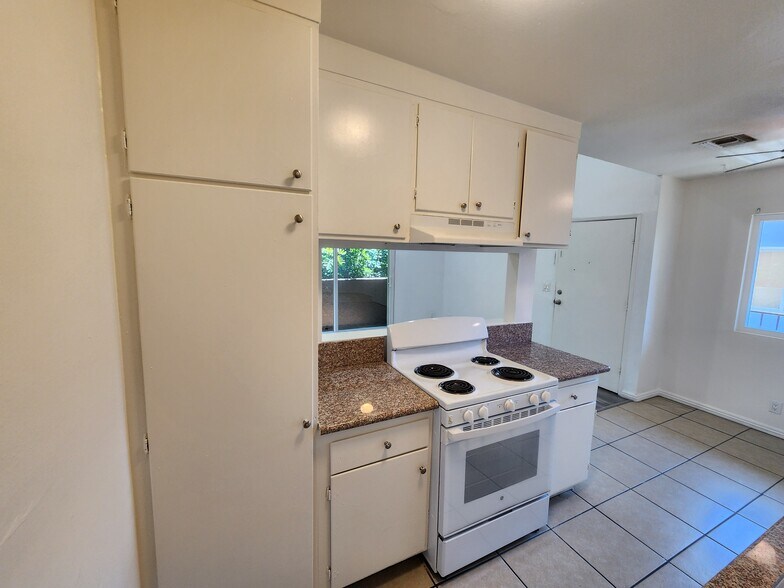 Building Photo - 13043 Vanowen St