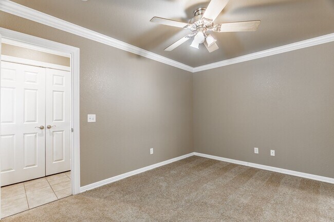 Building Photo - Great duplex in a great location
