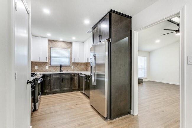 Building Photo - 2822 Clear Springs Dr