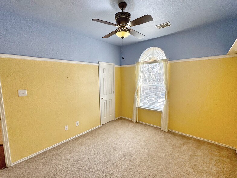 Building Photo - 4817 Carolwood Dr