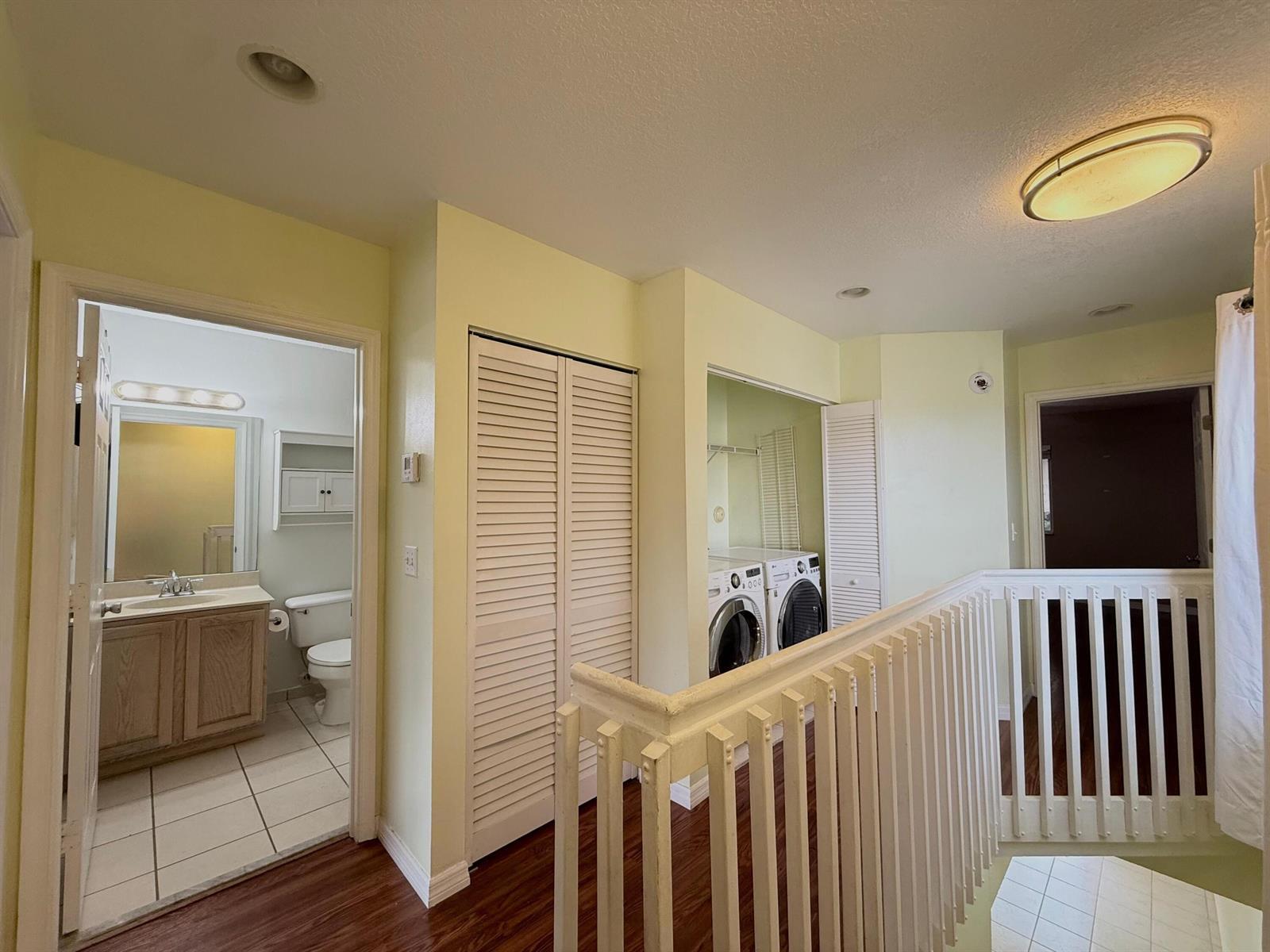 Building Photo - 1910 Lakeview Dr W