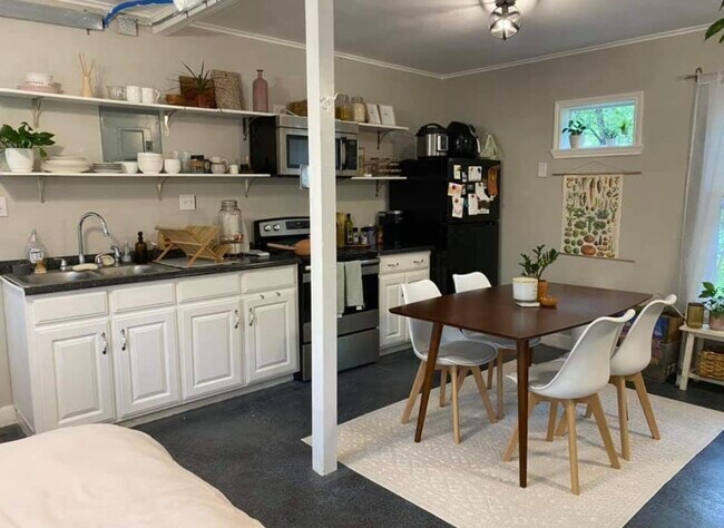 Building Photo - 1108 Coit St