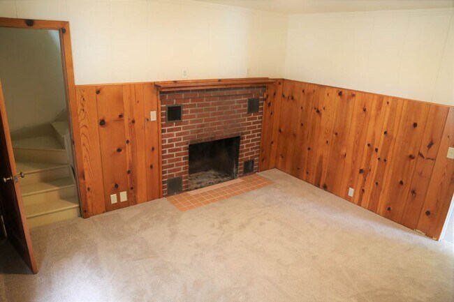 Building Photo - Seriously Spacious 5 bed 2 bath 36x20 Shop Garden Shed