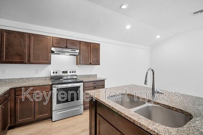 Building Photo - 341 Reeves St