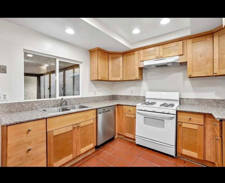 Building Photo - 15210 Shadybend Dr