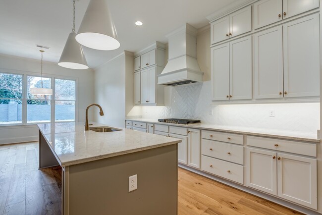 Building Photo - 455 Oma Cove