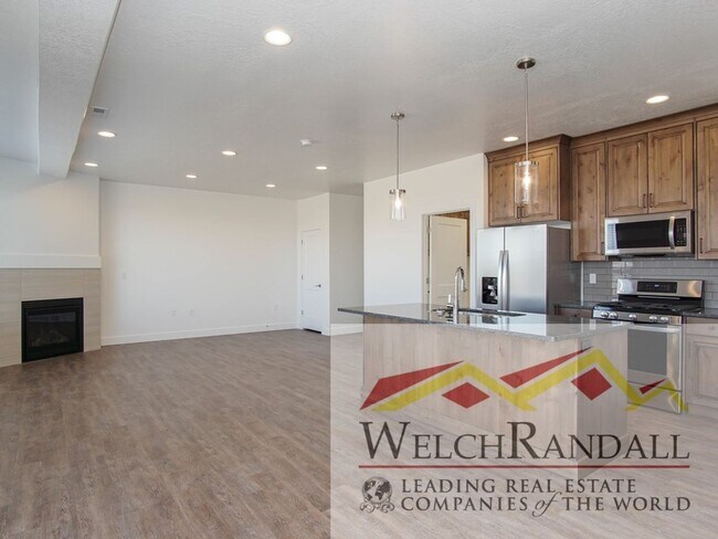 Building Photo - Spacious 3 Bed 2.5 Bath Townhome in West H...